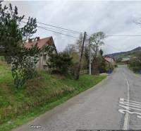 STARŠÍ RODINNÝ DOM, POZEMOK 2476 m2, VEĽKÁ LESNÁ; - Cesta pri rodinnom dome v obci Veľká Lesná, obklopená zeleňou a stromami.