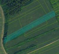 Sučany – 5.375 m2 ORNÁ PÔDA - PREDAJ - Letecký pohľad na poľnohospodárske a lesné pozemky v okolí Sučian s parcelnými číslami.