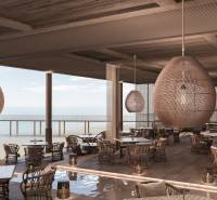 KRÁĽOVSKÝ APARTMÁN V LUXUSNOM ZANZIBARSKOM KOMPLEKSE - Luxusná reštaurácia s výhľadom na oceán, štýlové závesné svietidlá, komfortné sedenie.