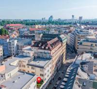 GRÖSSLINGOVÁ, reprezentatívny veľkometrážny 2-i byt, GARÁŽ, TERASA - Panoráma Bratislavy zo Starého Mesta s ulicou Grösslingova a okolitými budovami.
