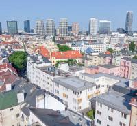 GRÖSSLINGOVÁ, reprezentatívny veľkometrážny 2-i byt, GARÁŽ, TERASA - Panoráma Bratislavy - Starého Mesta z Grösslingovej ulice so strechami, budovami a mrakodrapmi.
