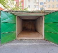 GRÖSSLINGOVÁ, reprezentatívny veľkometrážny 2-i byt, GARÁŽ, TERASA - Otvorená zelená garáž blízko Grösslingovej ulice, Bratislava - Staré Mesto.