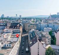 GRÖSSLINGOVÁ, reprezentatívny veľkometrážny 2-i byt, GARÁŽ, TERASA - Výhľad na panorámu Bratislava - Staré Mesto z Grösslingovej ulice s výhľadom na okolie.