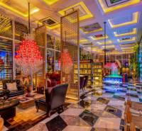 THE RIVIERA OCEAN DRIVE PATTAYA - Luxusný interiér s červenými lustrami, pohodlnými sedadlami a umeleckými dekoráciami pre Výstavbu bytov.