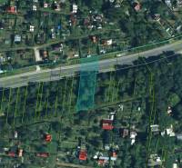 Prievidza – 986 m2 ORNÁ PÔDA - PREDAJ - Satelitná snímka poľnohospodárskych a lesných pozemkov v Prievidzi s výraznými parcelnými čiarami.