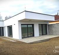 Okr. Senec - Tureň - NA PREDAJ nízkoenergetická novostavba - 4 izbový  - Rodinný dom v Tureni s rovnou strechou a veľkými sklenenými dverami.