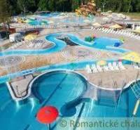 Priestranný pozemok so starším rodinným domom v obci Tvrdošovce - Aquapark so šmykľavkami a bazénmi v Štefanovičovej, ideálny na letnú rekreáciu.