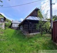 Súbor nehnuteľností určených na revitalizáciu Pohorelá -Nízke Tatry - Rodinný dom v Pohorelej s tradičnou drevenou stavbou a zeleňou v okolí.