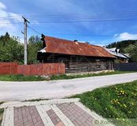 Súbor nehnuteľností určených na revitalizáciu Pohorelá -Nízke Tatry - Rodinný dom v Pohorelej s drevenou konštrukciou, vedľa cesty a zelene.