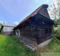 Súbor nehnuteľností určených na revitalizáciu Pohorelá -Nízke Tatry - Rodinný dom v Pohorelej so starou drevenicou a trávnatou záhradou.