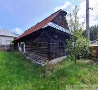Súbor nehnuteľností určených na revitalizáciu Pohorelá -Nízke Tatry - Drevený rodinný dom v Pohorelej obklopený zeleňou s plechovou strechou.