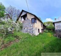 Súbor nehnuteľností určených na revitalizáciu Pohorelá -Nízke Tatry - Starší rodinný dom v dedine Pohorelá obklopený zeleňou a prírodou.
