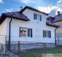 Rodinný dom so slnečnou záhradou v obci Sielnica, okres Zvolen - Rodinný dom v Sielnici s bielou fasádou a šikmou strechou.