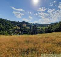 Na predaj slnečný pozemok 5854 m² – Župkov, tichá lokalita s výhľadom - Krajina v okolí Žarnovice, lemovaná lúkami a lesmi, pod modrou oblohou.