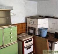 Útulný vidiecky domček, Fričovce - Kuchyňa s tradičným kredencom a pecou v rodinnom dome, retro štýl.