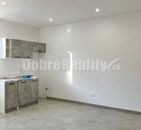 1 - izbový byt na prenájom v širšom centre LC - Moderný interiér 1-izbového bytu so zabudovanými kuchynskými skrinkami a svetlou dlažbou.