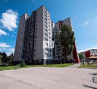 Predaj 3-izbového bytu, Andrusovova, Andrusovova, Bratislava V - Bytový dom v Bratislave na Andrusovovej ulici s okolím a ihriskom.