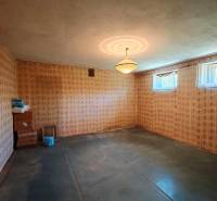 Predaj rodinného domu, Školská, Školská, Trnava - Izba v rodinnom dome s vintage tapetami, lustrom a malými oknami.