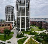 Nový 2-izb. byt, balkón, šatník, garáž, výhľad, SKY PARK - Výhľad na moderné budovy a zeleň v Bratislave - Starom Meste na Továrenskej ulici.