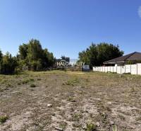 Predaj, pozemok pre rodinný dom   3788 m2 Veľký Mede... - Pozemok vo Veľkom Mederi, ideálny pre bývanie, s rovinným terénom a zeleňou.