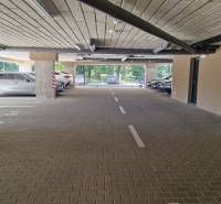 2 IZBOVÝ BYT S KRYTÝM PARK. MIESTOM, NOVOSTAVBA **Pri parku** Senica  - Podzemné parkovacie priestory s autami v blízkosti 2-izbového bytu na Sadovej ulici v Senici.