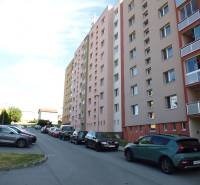 3-izb. byt s loggiou: KOMPLET ZARIADENÝ a ZREKONŠTR., 65 m2 - Lomnická - Ulica Lomnická v Prešove s bytovými domami a zaparkovanými autami, 3-izbový byt.