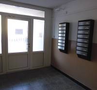 3-izb. byt s loggiou: KOMPLET ZARIADENÝ a ZREKONŠTR., 65 m2 - Lomnická - Vchod do bytovej budovy s poštovými schránkami a presklenými dverami.