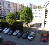 3-izb. byt s loggiou: KOMPLET ZARIADENÝ a ZREKONŠTR., 65 m2 - Lomnická - Parkovisko a bytové domy na ulici Lomnická v Prešove, obklopené zeleňou.