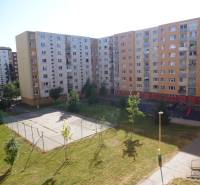 3-izb. byt s loggiou: KOMPLET ZARIADENÝ a ZREKONŠTR., 65 m2 - Lomnická - Sídlisko v Prešove na ulici Lomnická, s detským ihriskom a športovým areálom.