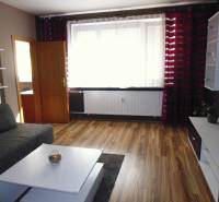3-izb. byt s loggiou: KOMPLET ZARIADENÝ a ZREKONŠTR., 65 m2 - Lomnická - Obývacia izba v 3-izbovom byte s pohovkou, stolíkom a závesmi na okne.