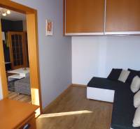 3-izb. byt s loggiou: KOMPLET ZARIADENÝ a ZREKONŠTR., 65 m2 - Lomnická - Obývacia izba s pohovkou a vstavanými skriňami v 3-izbovom byte.