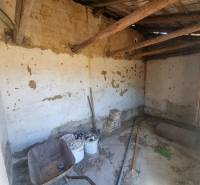 Rodinný dom na predaj, obec Ipolvece, Maďarsko - Interiér rodinného domu s poškodenými stenami a starou stavebnou výbavou.