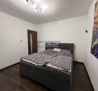 Predaj, rodinný dom Diakovce, pri rýchlom jednaní, m... - Spálňa v rodinnom dome s postelí, tmavou podlahou a obrazom na stene.