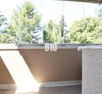 Predaj 3-izbového bytu, Bytča - Zasklenený balkón s výhľadom na zeleň pri 3-izbovom byte v Bytči.