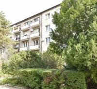 2 izbový zrekonštruovaný byt, balkón, tehlový dom, Štrkovec - Bytový dom obklopený zeleňou na Smolníckej ulici v Bratislave - Ružinove, s balkónmi.