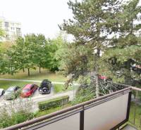 2 izbový zrekonštruovaný byt, balkón, tehlový dom, Štrkovec - Výhľad z 2-izbového bytu na ulici Smolnícka v Bratislave-Ružinove. Parkovanie a zeleň.