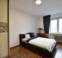 2 izbový zrekonštruovaný byt, balkón, tehlový dom, Štrkovec - Spálňa v 2-izbovom byte s posteľou, vstavanou skriňou a oknom.