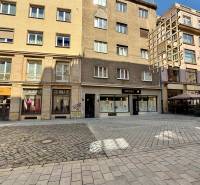 2i zariadený byt , Laurinská ul., BA I.- Staré Mesto, 57,30m2 - Historická budova na Laurinskej ulici v Bratislave so obchodnými priestormi v prízemí.