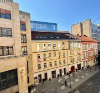 2i zariadený byt , Laurinská ul., BA I.- Staré Mesto, 57,30m2 - Pohľad na rušnú Laurinskú ulicu v Bratislava - Starom Meste s historickými budovami.
