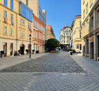 2i zariadený byt , Laurinská ul., BA I.- Staré Mesto, 57,30m2 - Pohľad na pokojnú ulicu Laurinská v Bratislave - Staré Mesto s historickými budovami.