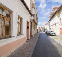 Centrum Košíc- Vrátna ulica, 2.izb. byt s terasou - Ulica Vrátna v Košiciach, Staré Mesto, s historickými fasádami a zaparkovanými autami.