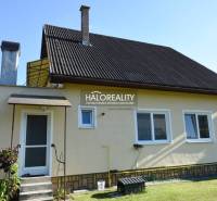 Predaj, rodinný dom Župkov - EXKLUZÍVNE HALO REALITY - Rodinný dom v Župkove s plechovou strechou, záhradou a dvomi komínmi.