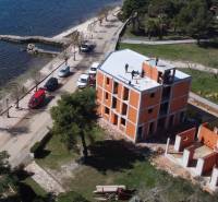 CHORVÁTSKO - Nové apartmány 3 m od mora (5i) - ostrov VIR, Zadar - Stavebná budova pri mori vo meste Vir s prístupovou cestou a zeleňou.