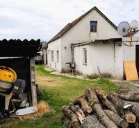 Predaj rodinného domu, Neusiedl am See - Rodinný dom v 2473 Potzneusiedl s drevom a miešačkou na dvore.