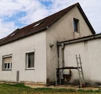 Predaj rodinného domu, Neusiedl am See - Rodinný dom v meste 2473 Potzneusiedl s jednoduchou fasádou a sedlovou strechou.