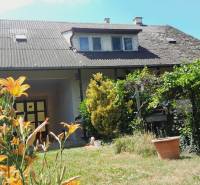 Predaj rodinného domu, Neusiedl am See - Rodinný dom v Potzneusiedli s kvetinovou záhradou, vinicou a tradičným šikmým strešným designom.