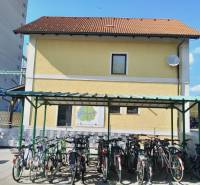 Prenájom obchodného priestoru, Neusiedl am See - Bicykle zaparkované v prístrešku pred obchodnými priestormi v St. Andrä am Zicksee.