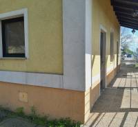 Prenájom obchodného priestoru, Neusiedl am See - Žltá budova s ​​chodbou v St. Andrä am Zicksee, poskytuje obchodné priestory.