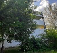 Predaj vily, Bruck an der Leitha - Vila v Hainburg an der Donau obklopená zeleňou s čiastočne odkrytými poschodiami.