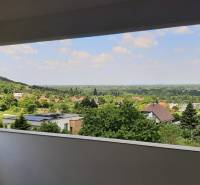 Predaj vily, Bruck an der Leitha - Pohľad z vily v Hainburg an der Donau, obklopený prírodou a strechami domov.